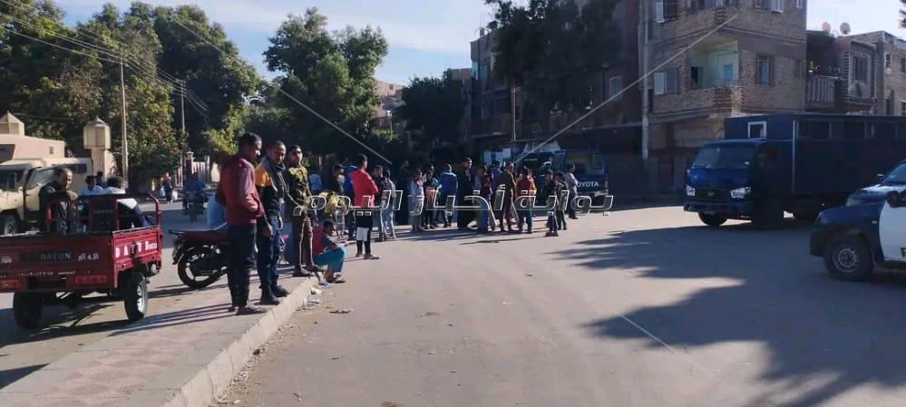  المتهمة بقتل الطفلة "ريتاج" تمثل جريمتها وسط حراسة أمنية مشددة بنجع حمادي