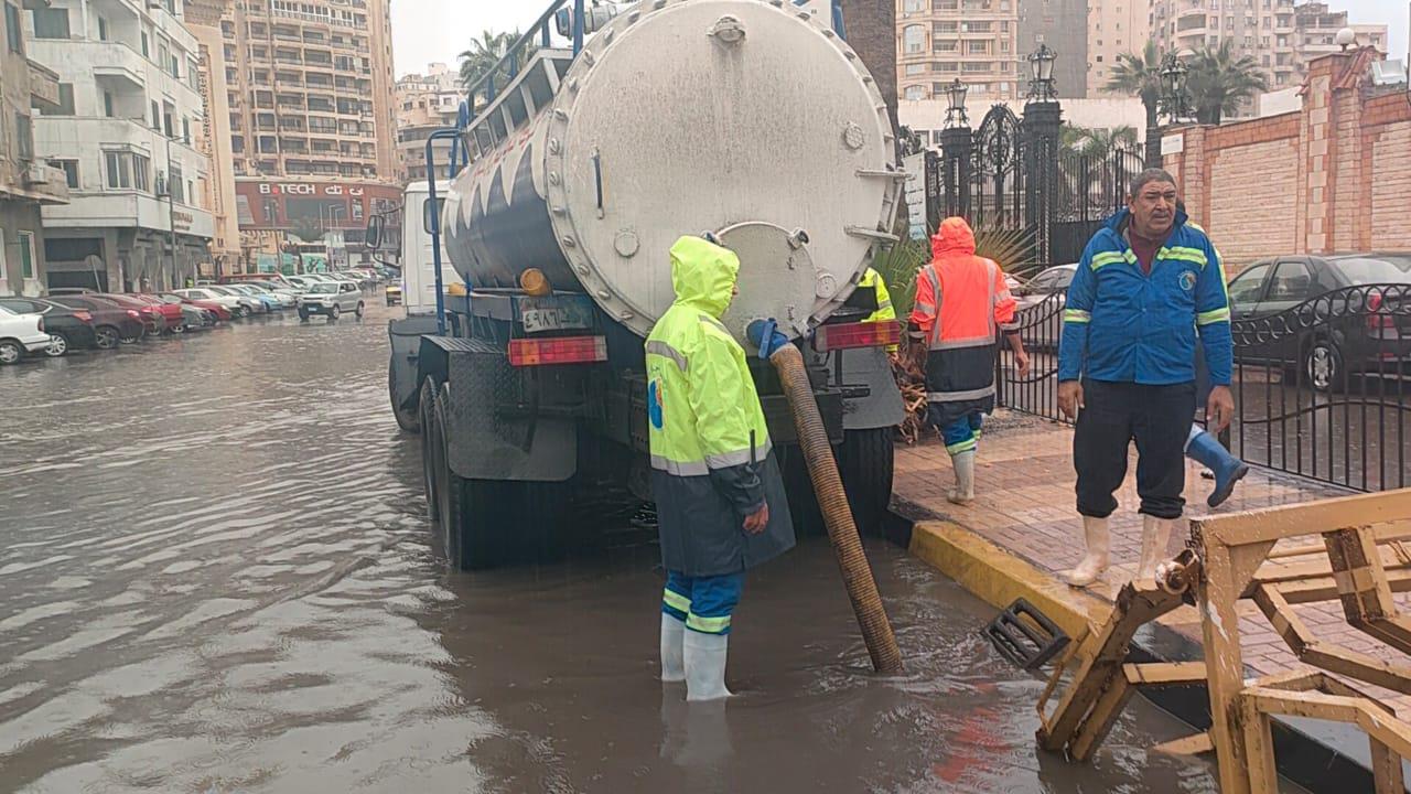 أمطار غزيرة على أحياء الإسكندرية.. والصرف الصحي يتدخل
