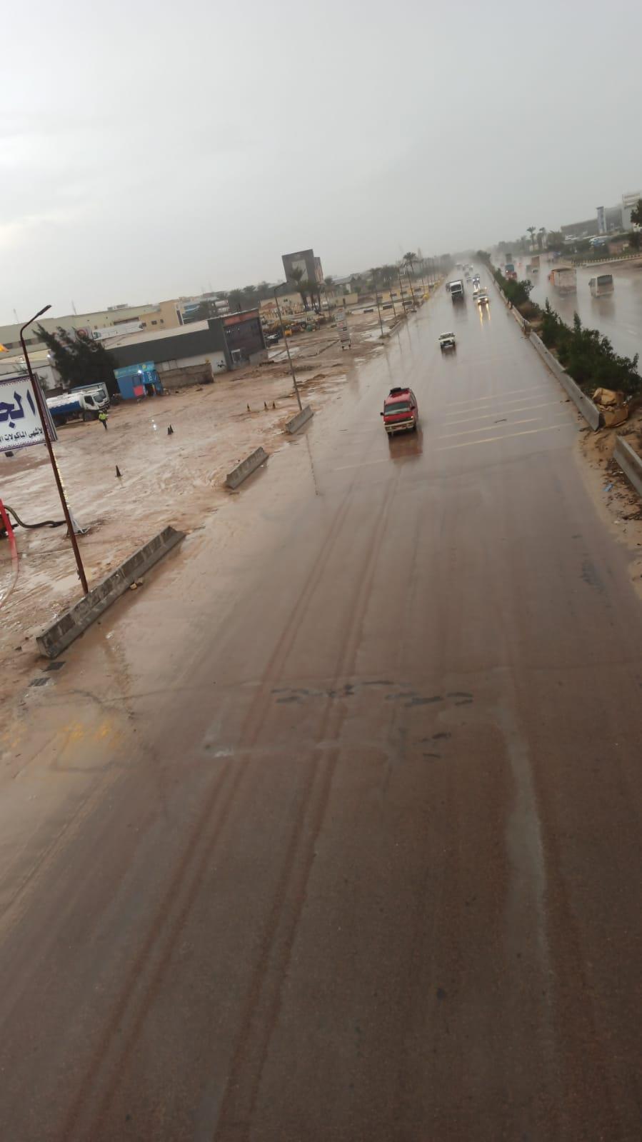 أمطار غزيرة على أحياء الإسكندرية.. والصرف الصحي يتدخل