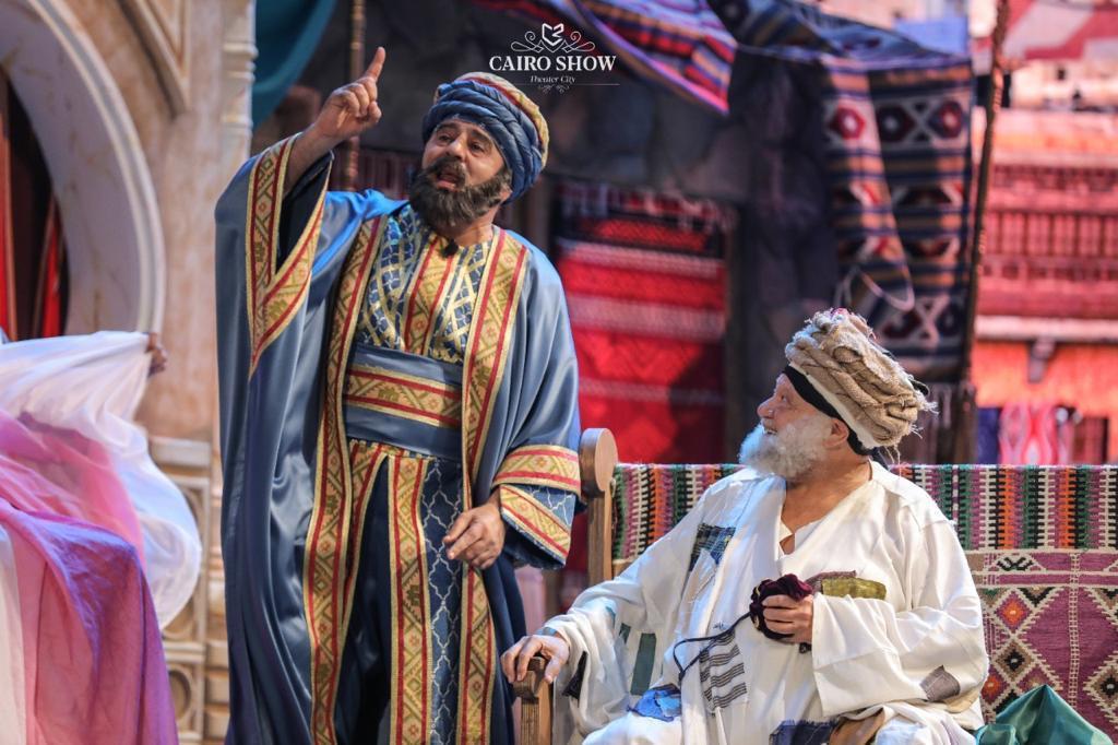 الفخراني ونجوم "ياما في الجراب ياحاوي" يحتفلون بالكريسماس مع الجمهور