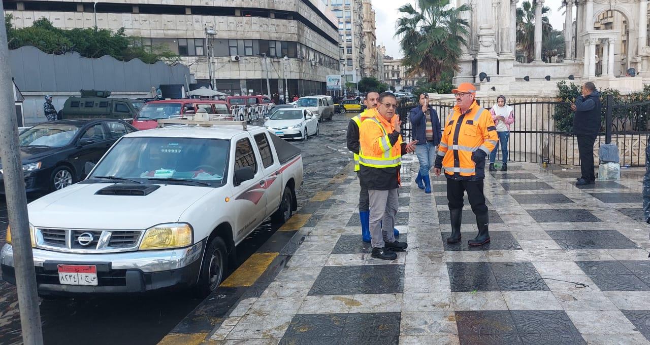 رئيس "صرف صحي الإسكندرية" يتفقد كسح مياه الأمطار