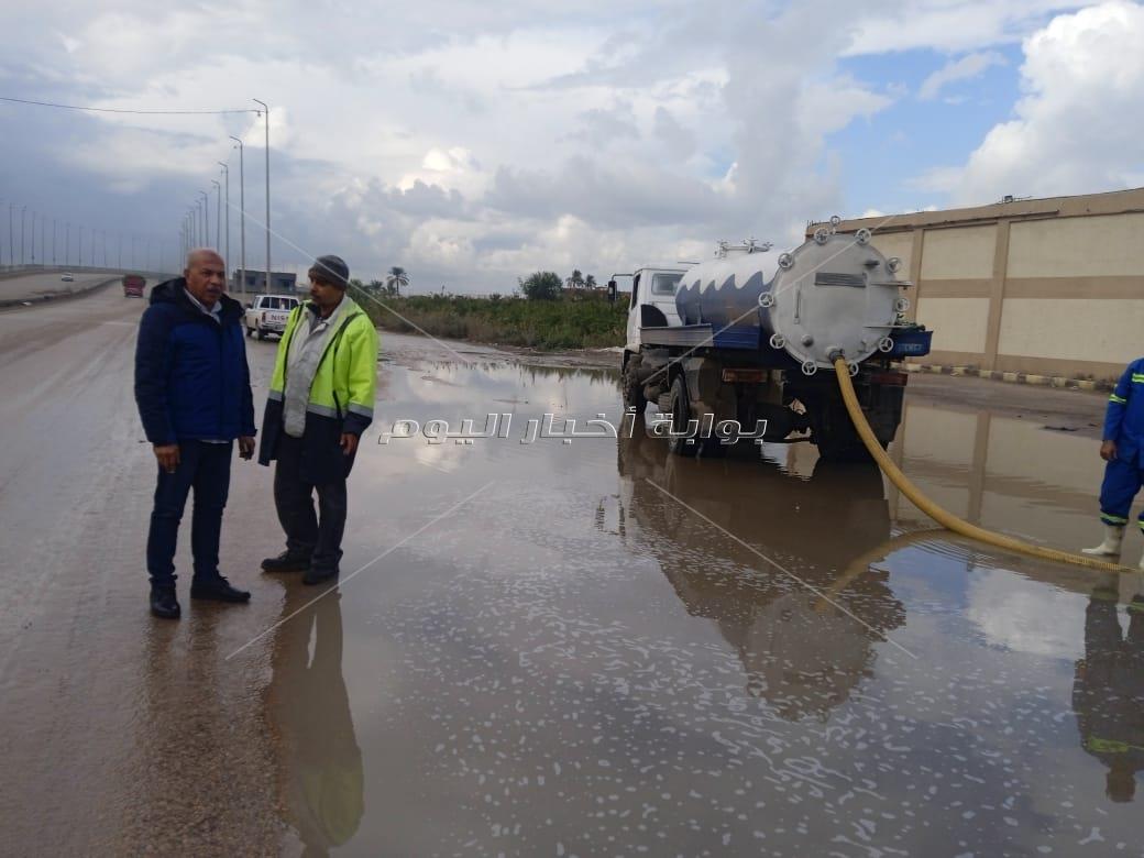 رؤساء الأحياء والأجهزة المعنية بالإسكندرية تتابع تصريف مياه الأمطار 