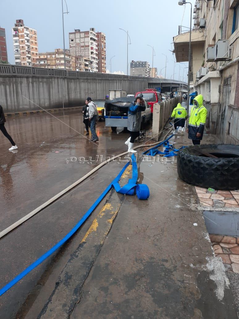 رؤساء الأحياء والأجهزة المعنية بالإسكندرية تتابع تصريف مياه الأمطار 
