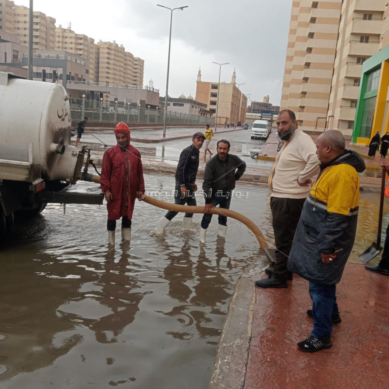 رؤساء الأحياء والأجهزة المعنية بالإسكندرية تتابع تصريف مياه الأمطار 