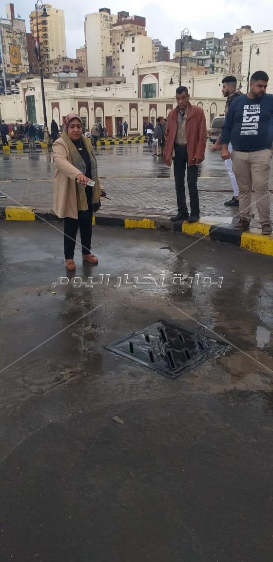 رؤساء الأحياء والأجهزة المعنية بالإسكندرية تتابع تصريف مياه الأمطار 