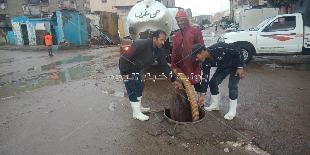 رؤساء الأحياء والأجهزة المعنية بالإسكندرية تتابع تصريف مياه الأمطار 