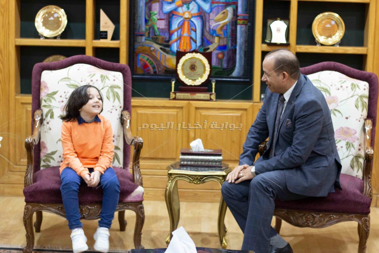 خاطر .. يكرم الطفل المعجزة لحصوله علي المركز الأول علي مستوي العالم لجامعة المنصورة