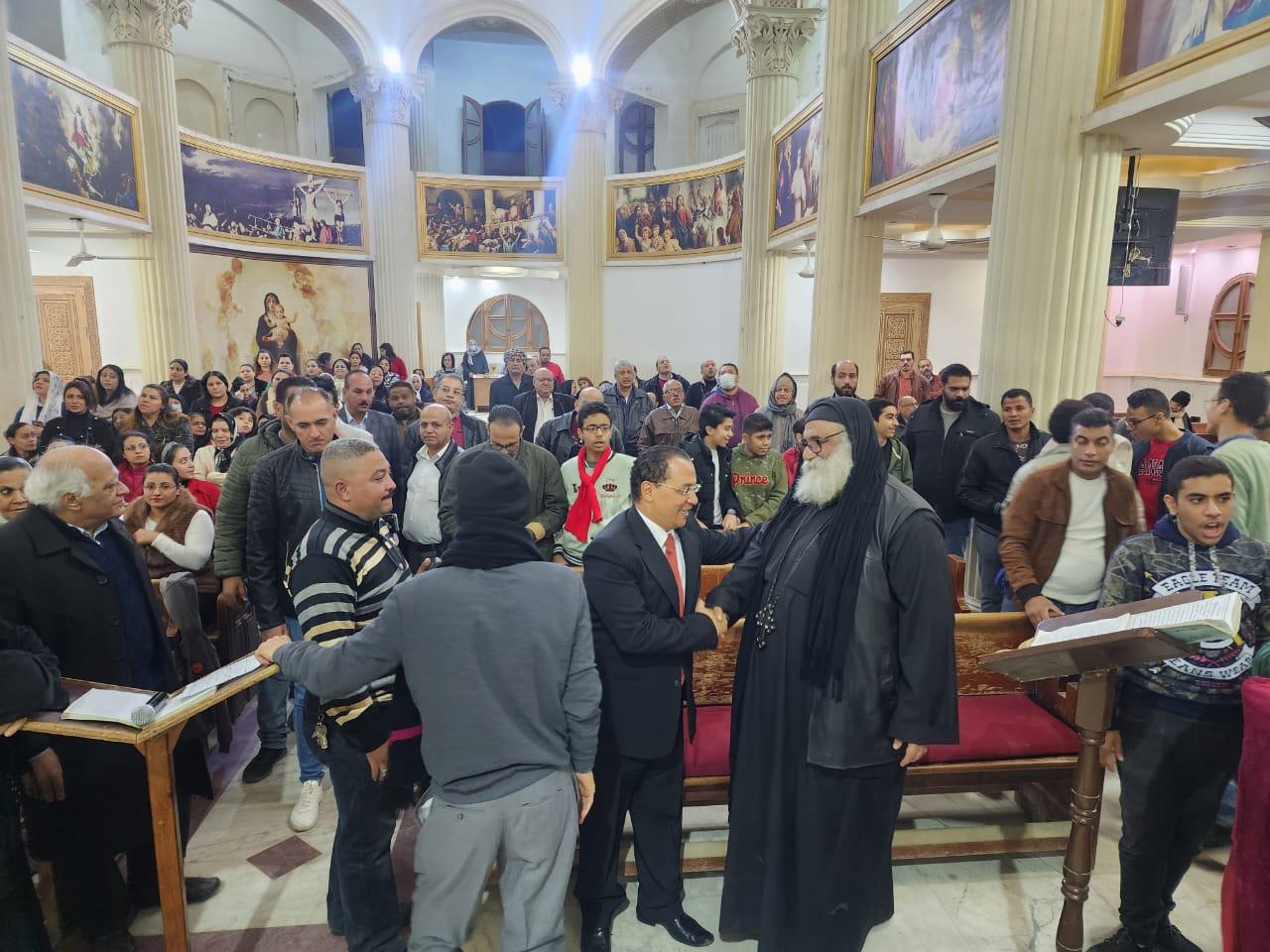 رئيس حي العمرانية يزور الكنائس ويهنئ الأخوة الأقباط| صور‎‎