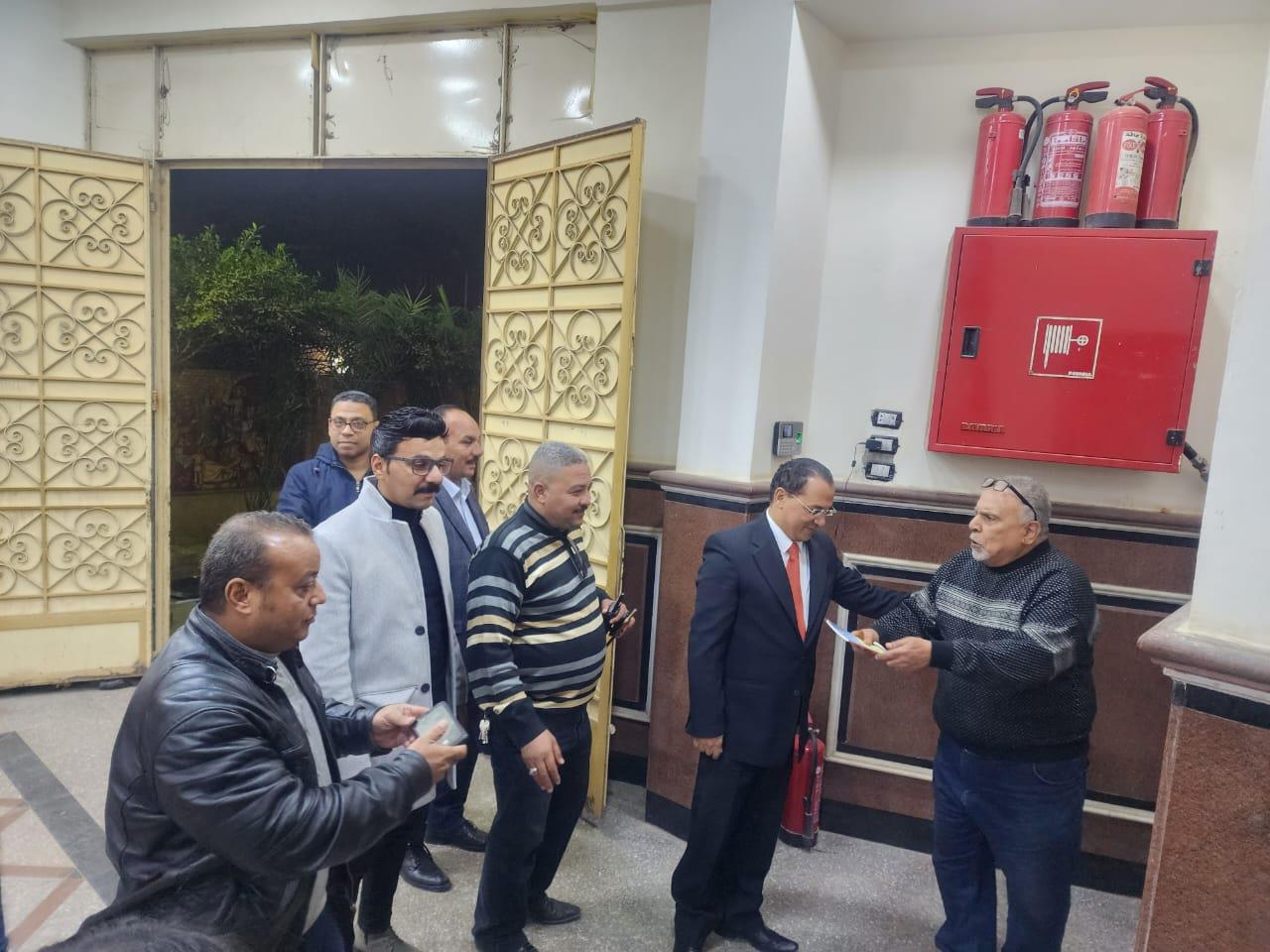 رئيس حي العمرانية يزور الكنائس ويهنئ الأخوة الأقباط| صور‎‎