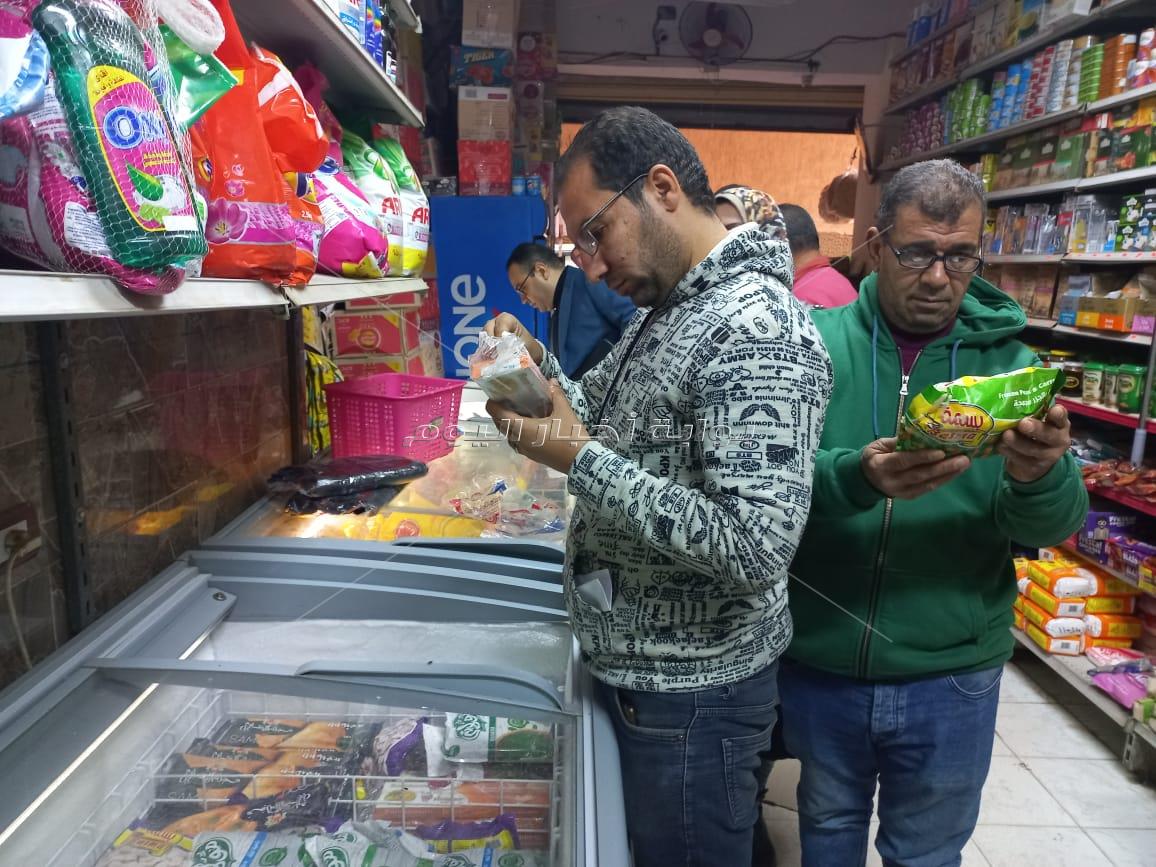 محافظ الدقهلية يحيل  194 محضرا بالمخالفات التي تم ضبطها في الأسواق  للنيابة العامة . 