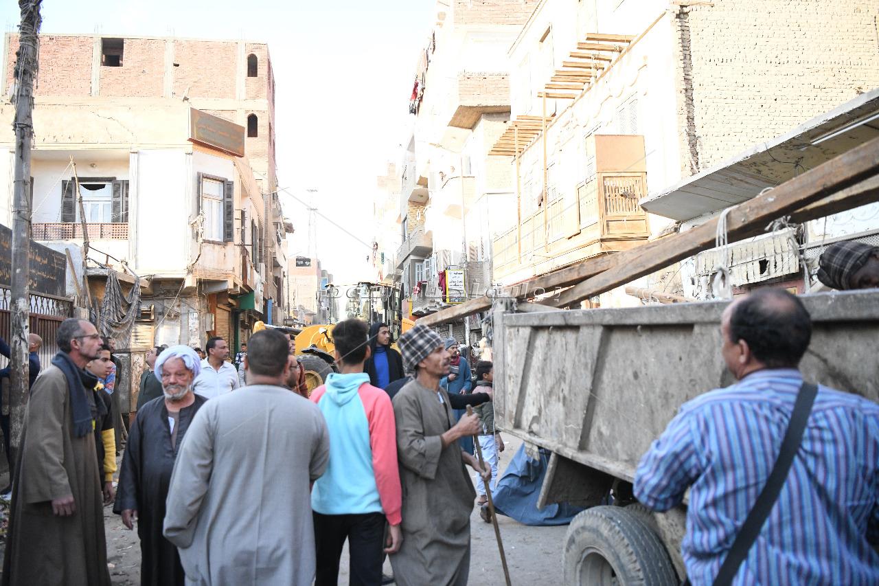 محافظ قنا يقود حملة مكبرة لرفع الإشغالات بدشنا
