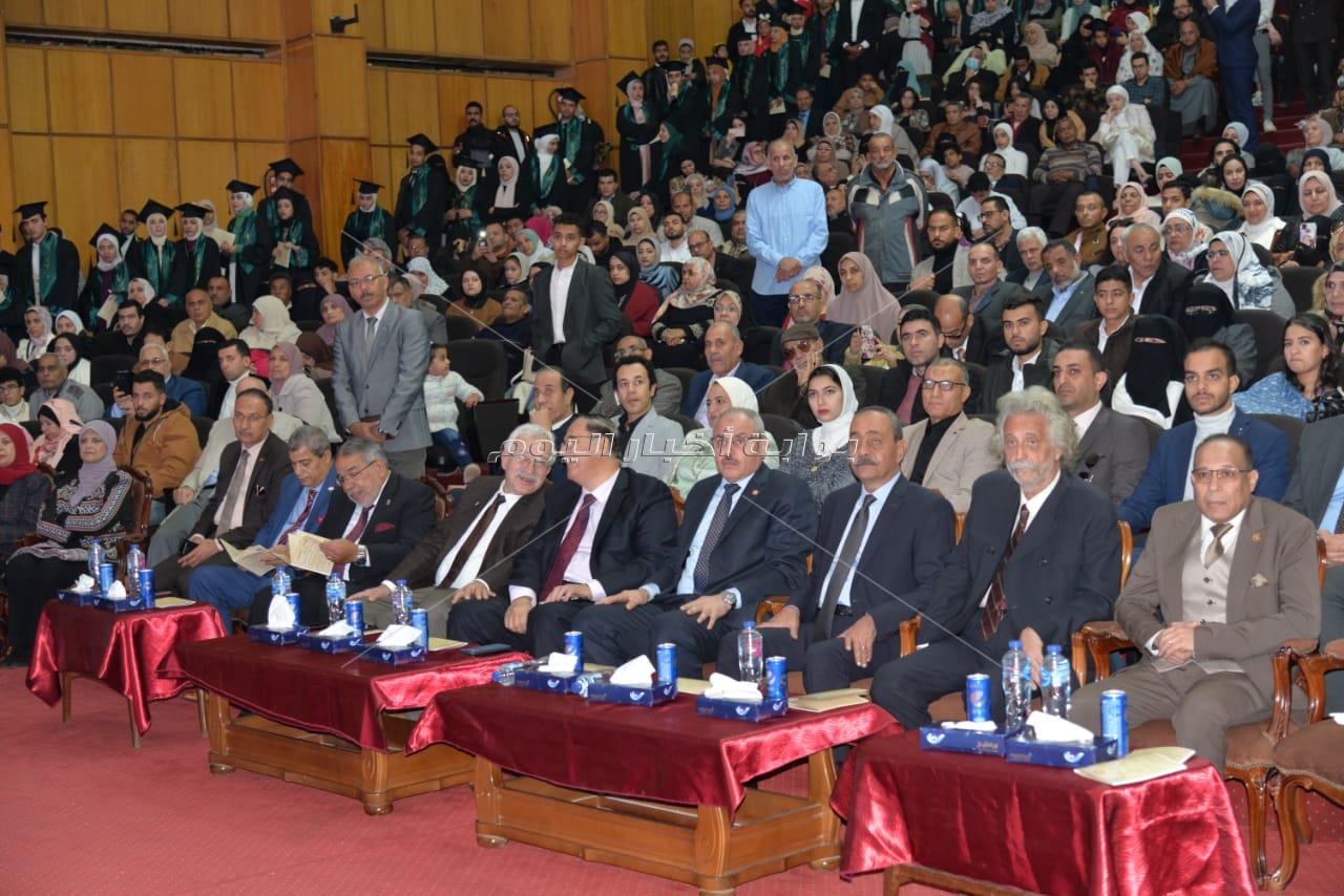 محافظ الإسماعيلية ورئيس جامعة قناة السويس يشهدان تخريج الدفعة ال35 لكلية الطب