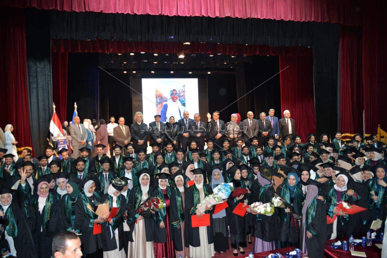 محافظ الإسماعيلية ورئيس جامعة قناة السويس يشهدان تخريج الدفعة ال35 لكلية الطب