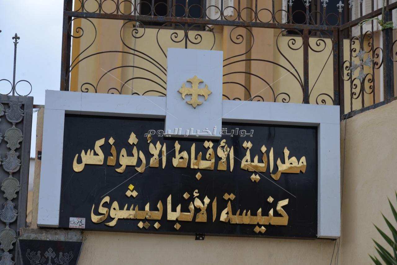 محافظ الإسماعيلية يزور الكنائس للتهنئة بعيد الميلاد المجيد 