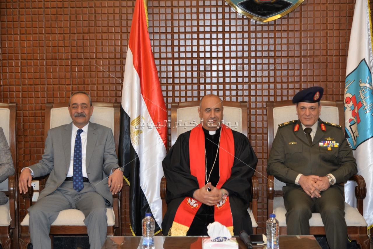 محافظ الإسماعيلية يزور الكنائس للتهنئة بعيد الميلاد المجيد 