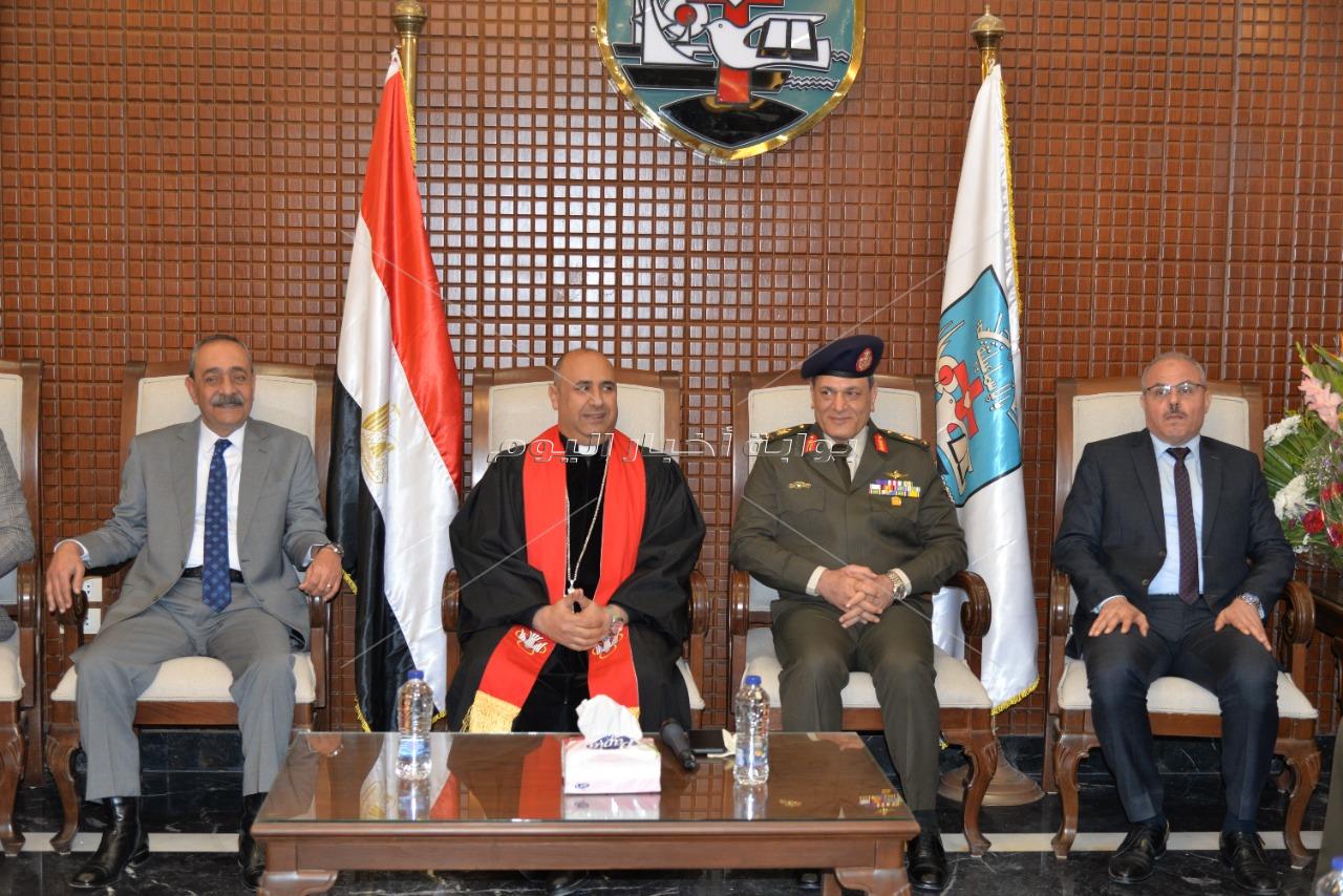 محافظ الإسماعيلية يزور الكنائس للتهنئة بعيد الميلاد المجيد 