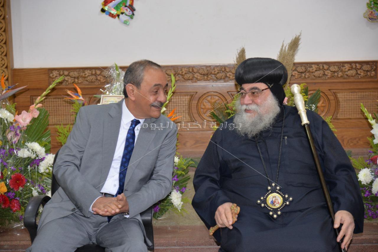 محافظ الإسماعيلية يزور الكنائس للتهنئة بعيد الميلاد المجيد 