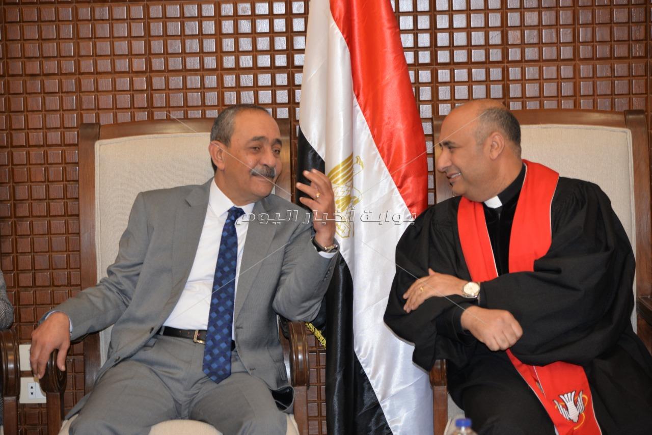 محافظ الإسماعيلية يزور الكنائس للتهنئة بعيد الميلاد المجيد 