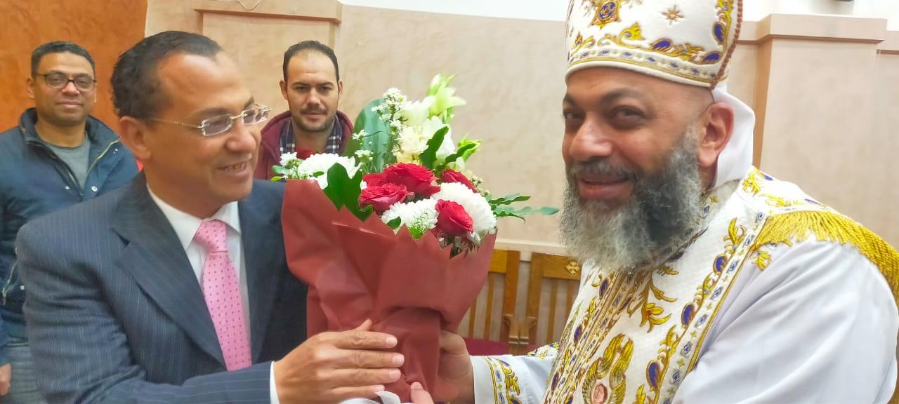 رئيس حي العمرانية يتفقد محيط كنائس الحي ويهنئ الإخوة الأقباط