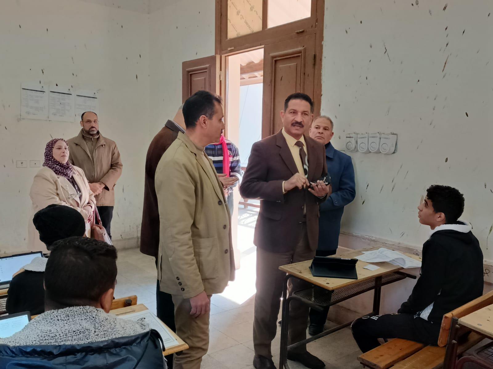 سلومة يتابع ميدانيًا امتحانات الصف الثاني الثانوي العام بتعليم الجيزة
