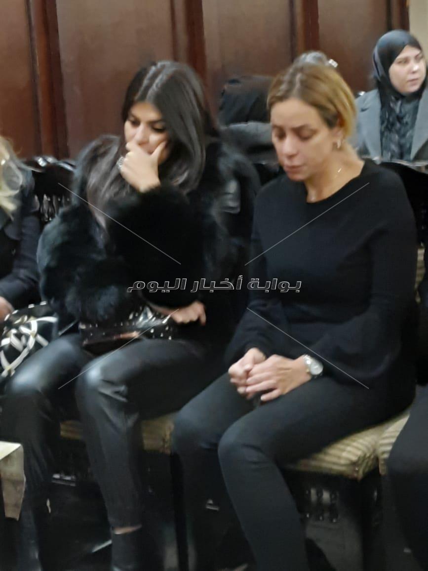 انهيار ريم البارودي اثناء عزاء والدها