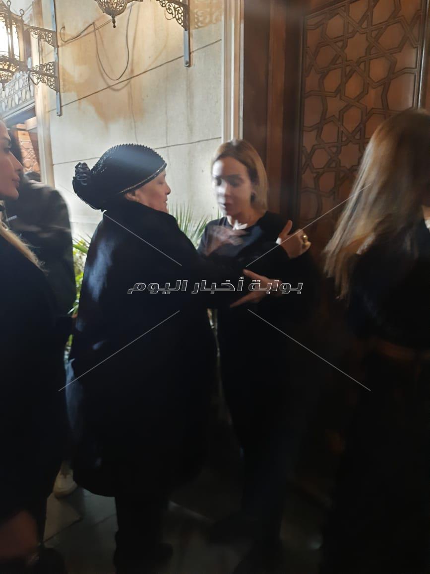 وصول زينه إلى عزاء والد ريم البارودي