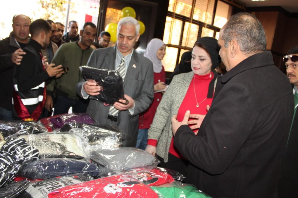 رئيس جامعة أسيوط تفتتح معرضاً خيرياً