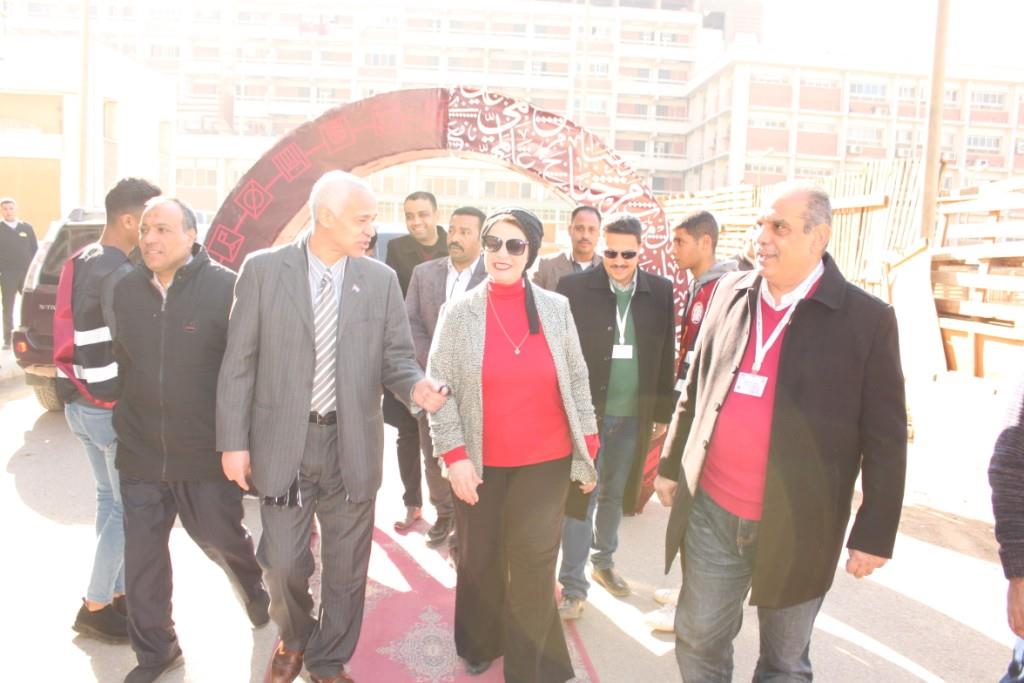رئيس جامعة أسيوط تفتتح معرضاً خيرياً