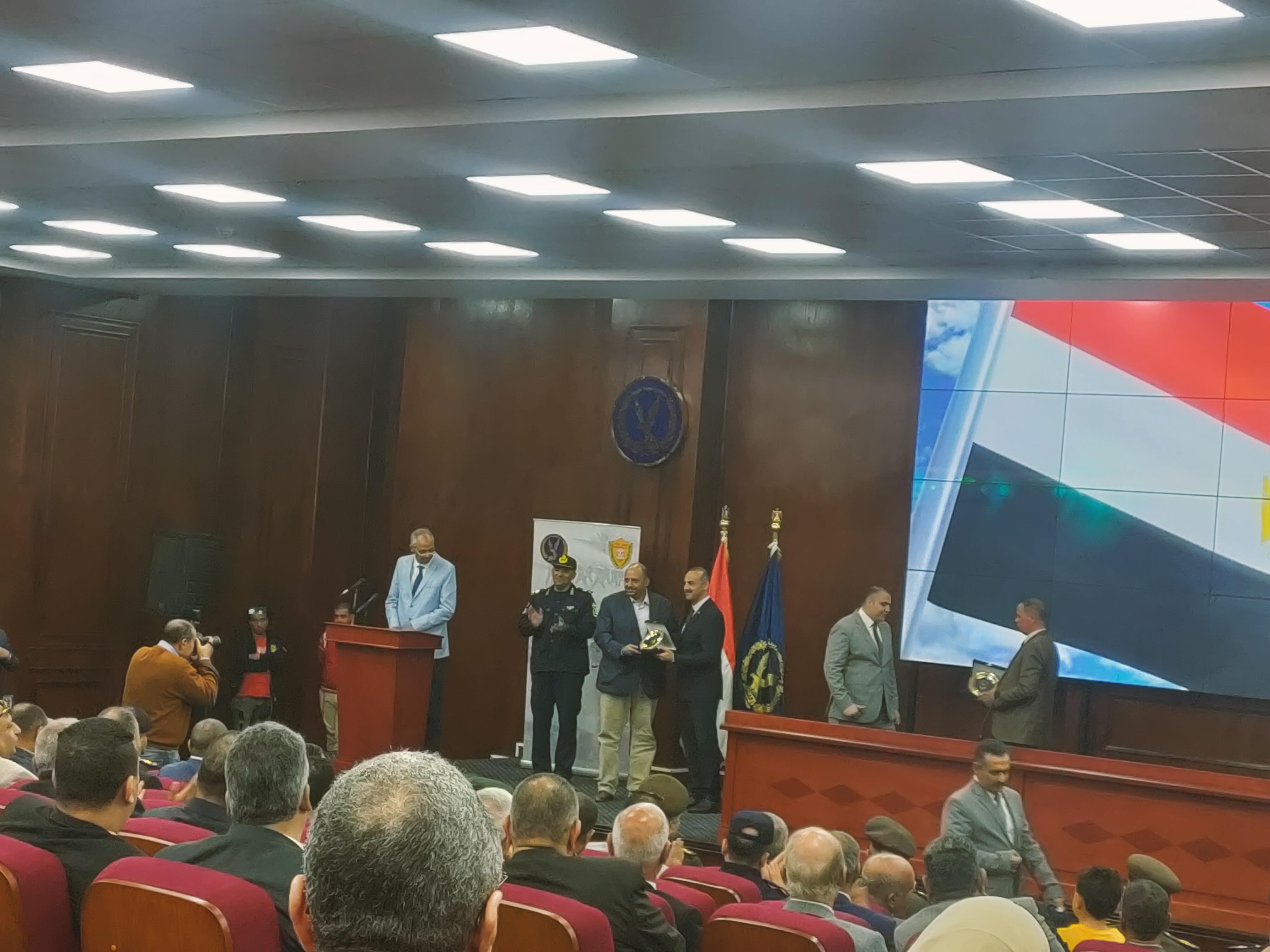 الحماية المدنية تكرم عدد من رجال القوات المسلحة والشرطة في اليوم العالمي..صور