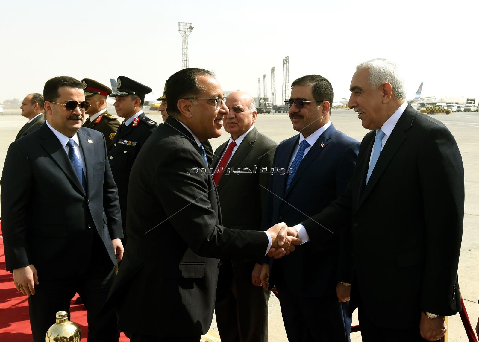 رئيس الوزراء يستقبل نظيره العراقي بمطار القاهرة