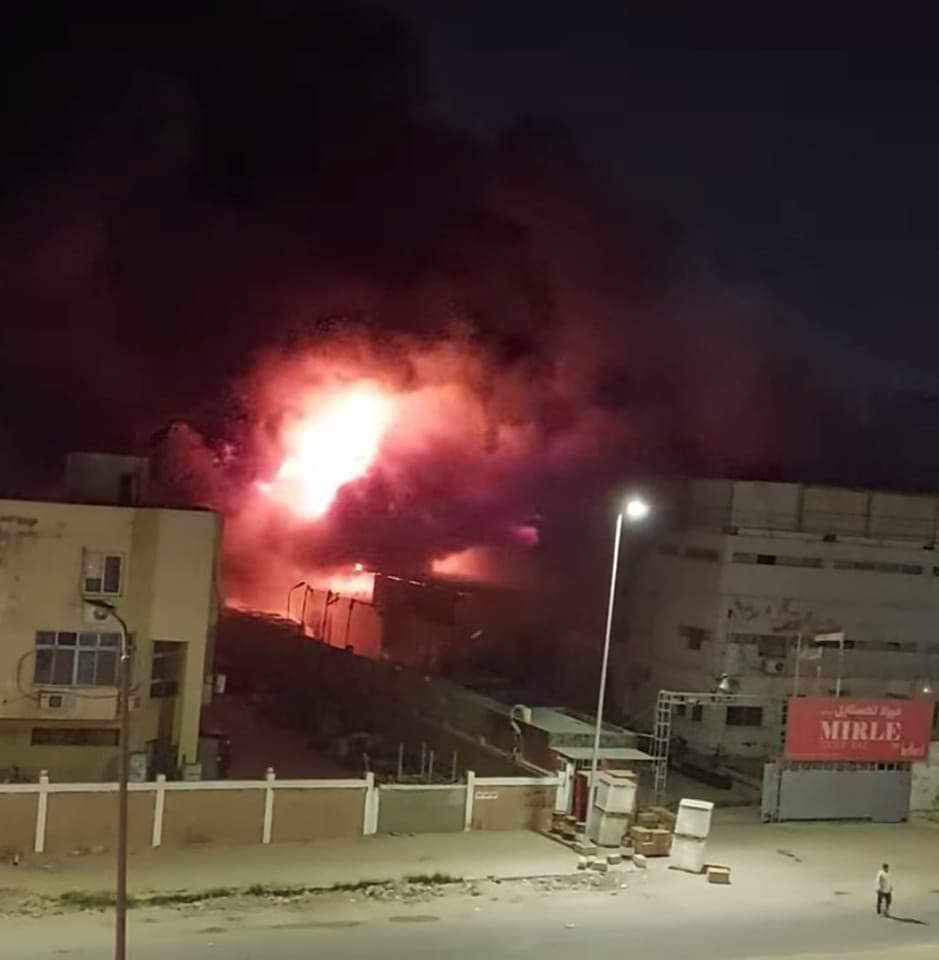 10 سيارات إطفاء للسيطرة علي حريق هائل فى مصنع مراتب بالعبور