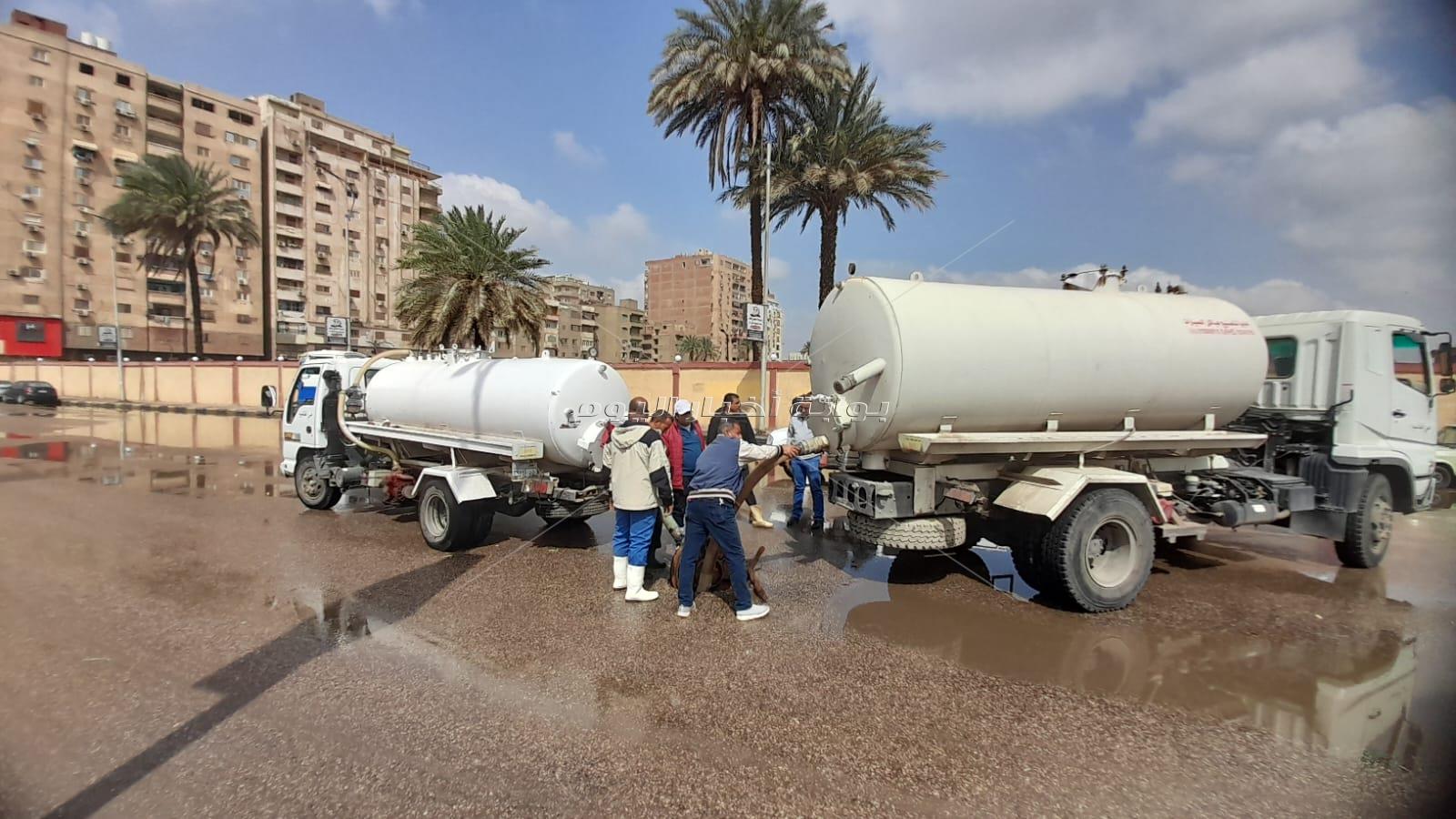 محافظ الجيزة يتابع جهود عمليات شفط مياه الأمطار وانتشار المُعدات لتسهيل الحركة المرورية