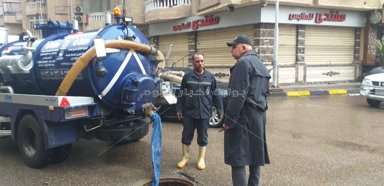 محافظ الجيزة يتابع جهود عمليات شفط مياه الأمطار وانتشار المُعدات لتسهيل الحركة المرورية