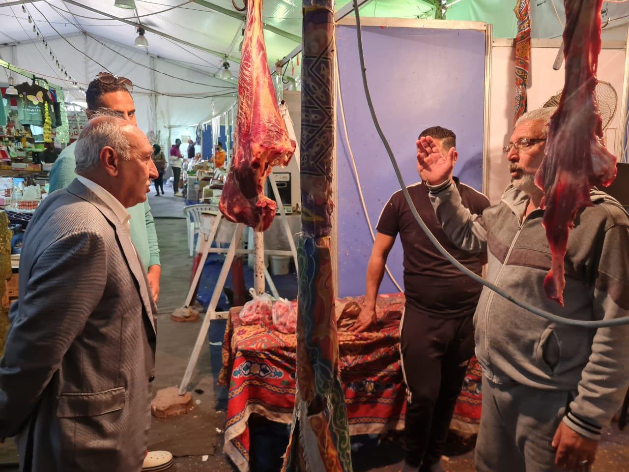 رئيس الغرفة التجارية بالإسماعيلية في جولة مفاجئة لمعرض اهلا رمضان 