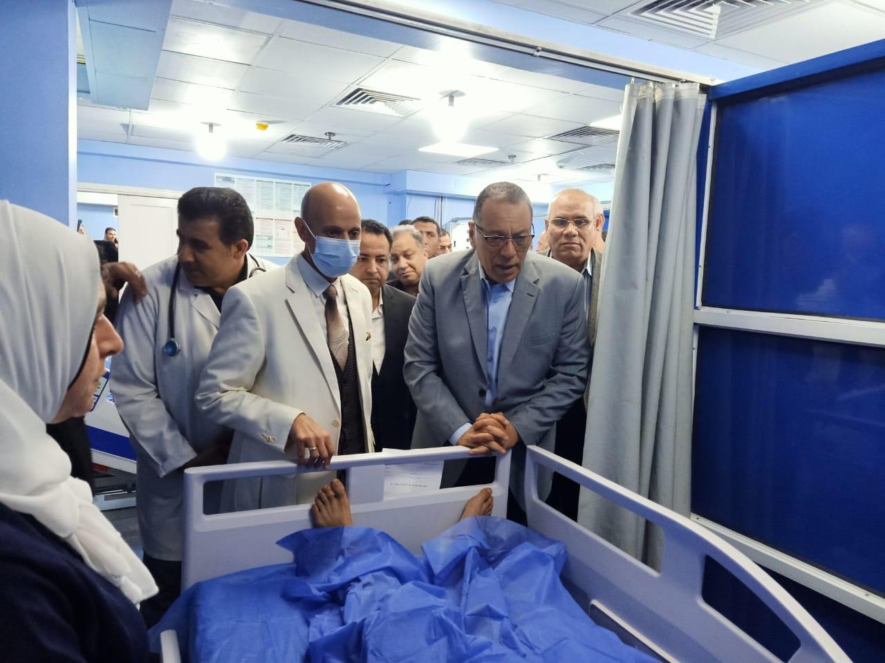 محافظ لشرقية يطمئن على الحالة الصحيه لمصابي  تصادم ميكروباص بسيارتين نصف نقل ونقل 