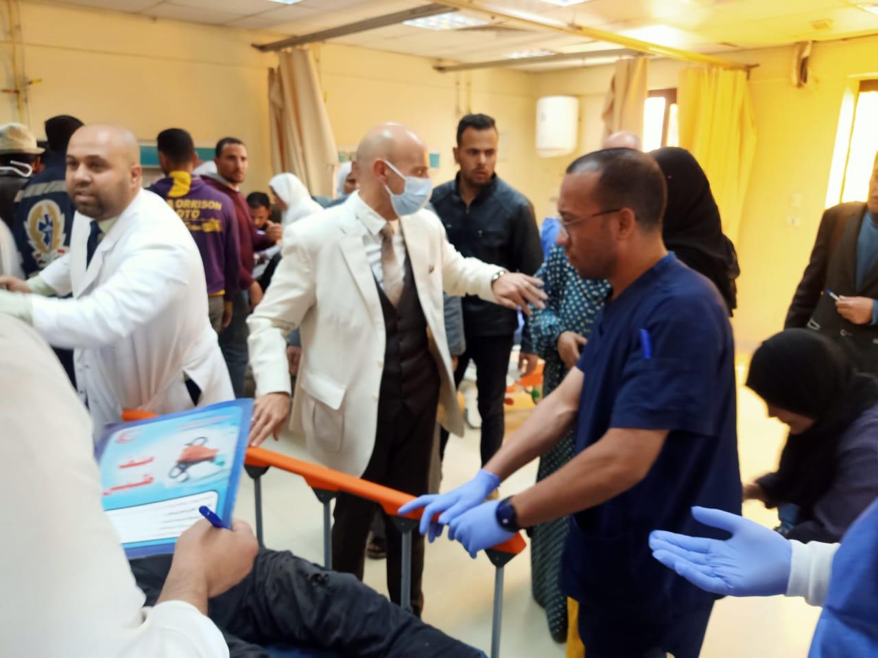 محافظ لشرقية يطمئن على الحالة الصحيه لمصابي  تصادم ميكروباص بسيارتين نصف نقل ونقل 