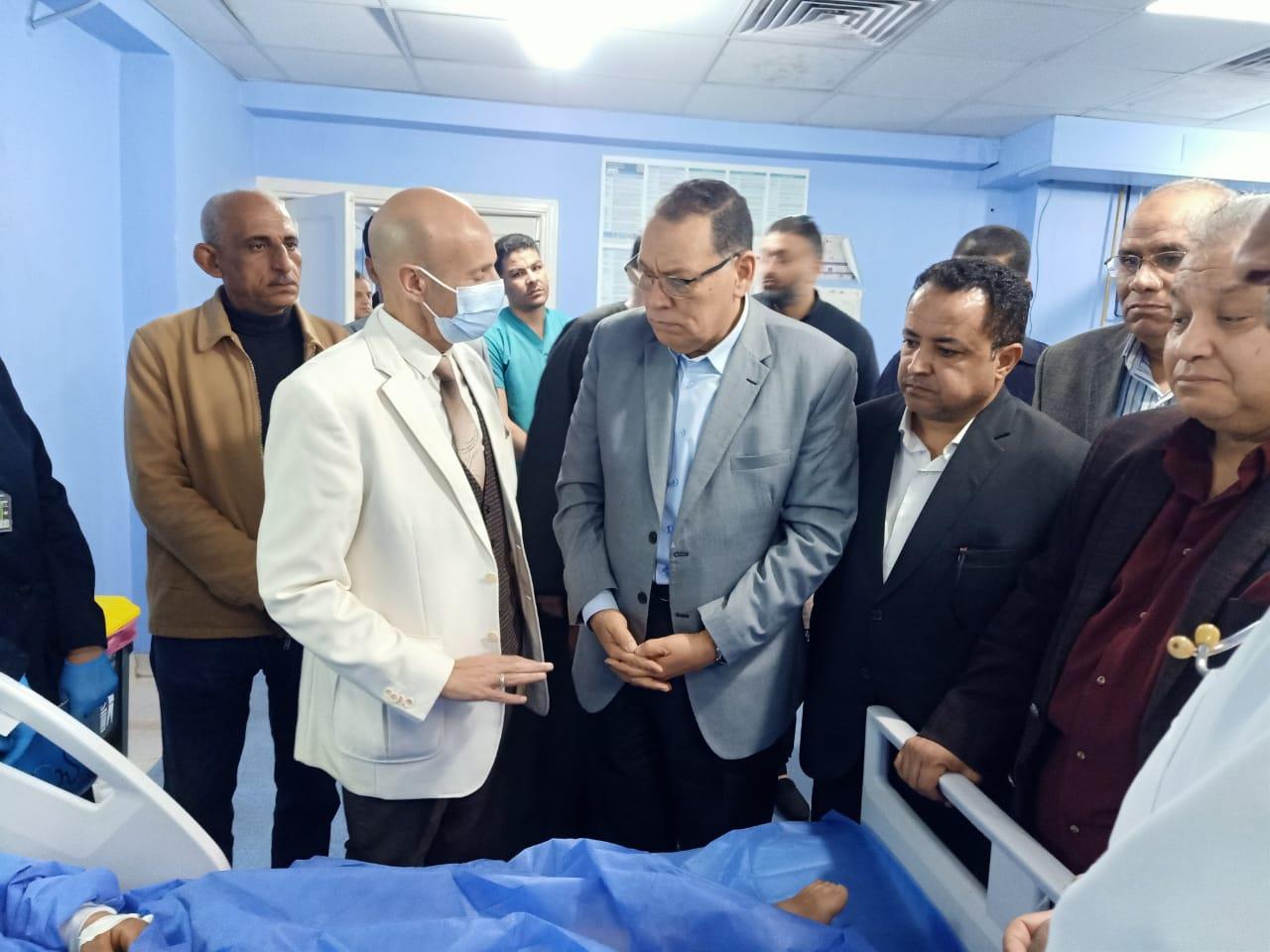 محافظ لشرقية يطمئن على الحالة الصحيه لمصابي  تصادم ميكروباص بسيارتين نصف نقل ونقل 