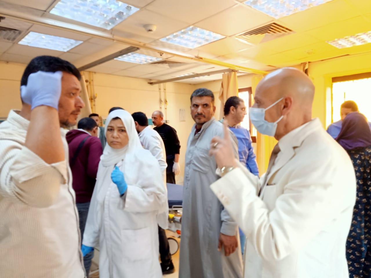 محافظ لشرقية يطمئن على الحالة الصحيه لمصابي  تصادم ميكروباص بسيارتين نصف نقل ونقل 