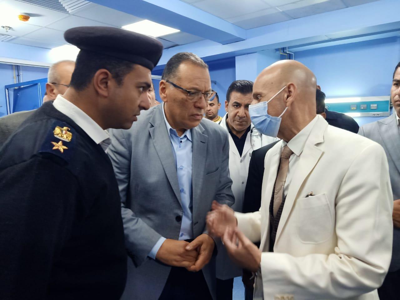 محافظ لشرقية يطمئن على الحالة الصحيه لمصابي  تصادم ميكروباص بسيارتين نصف نقل ونقل 