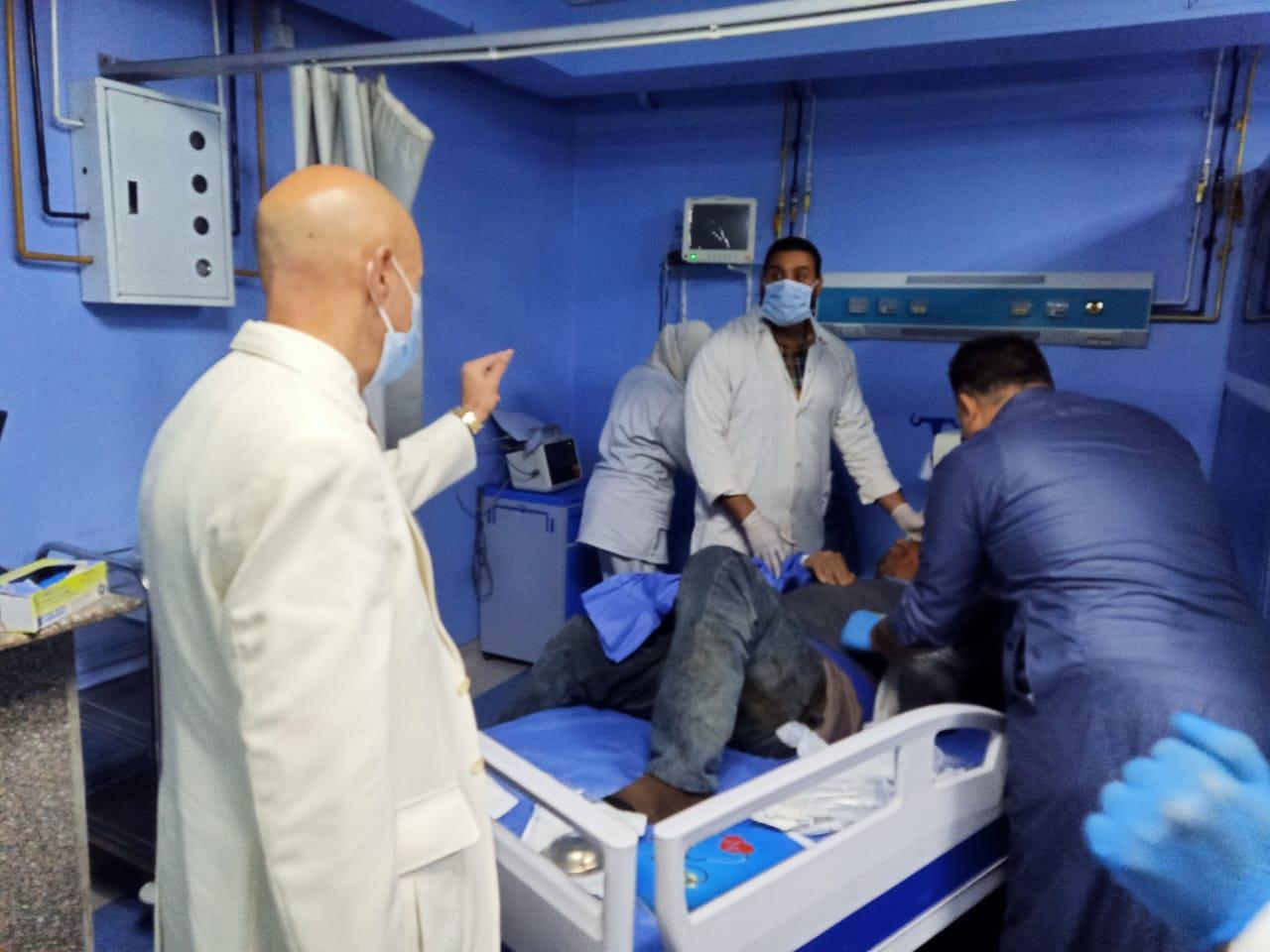 محافظ لشرقية يطمئن على الحالة الصحيه لمصابي  تصادم ميكروباص بسيارتين نصف نقل ونقل 