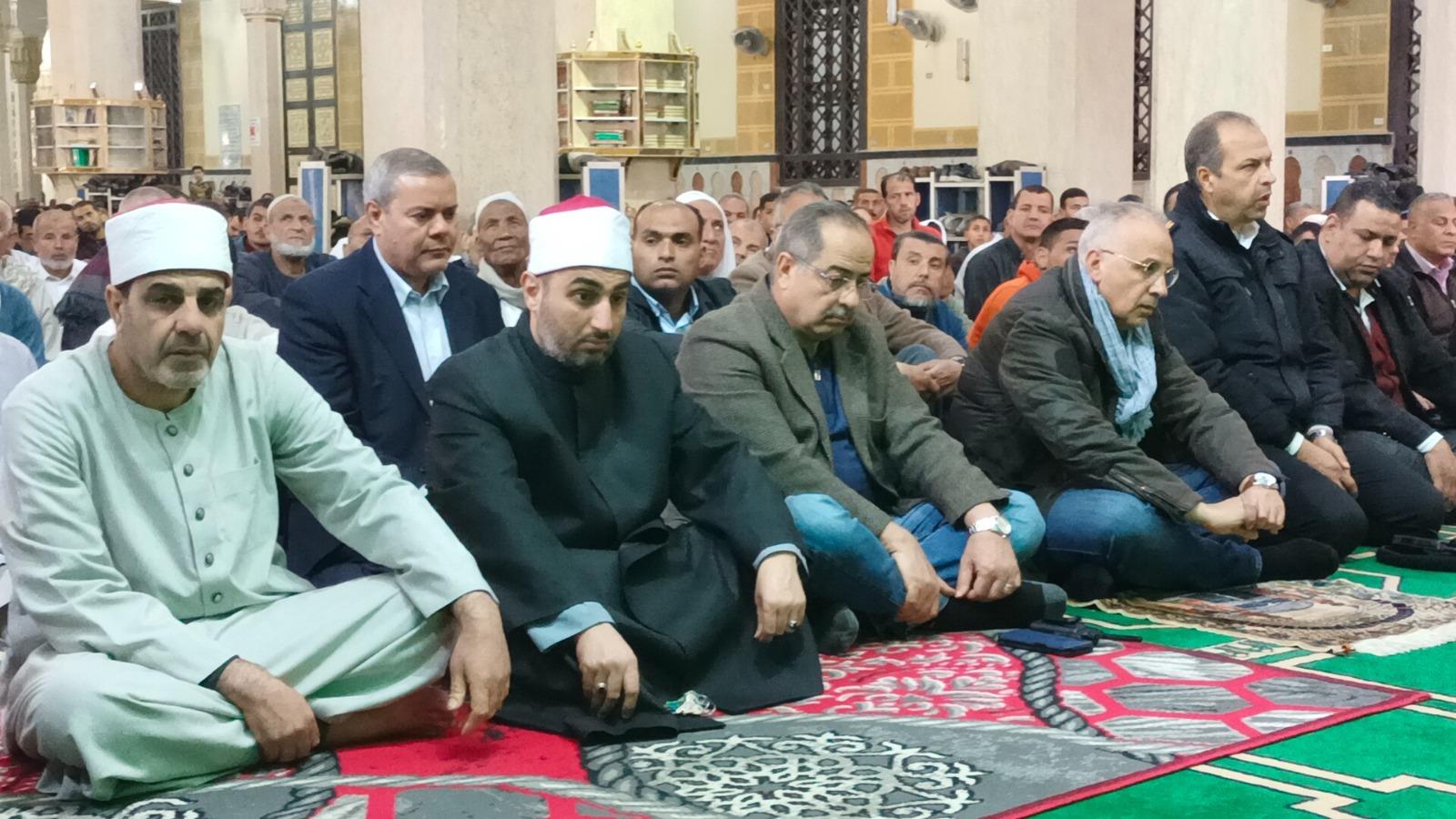وزير الري يؤدي صلاة الجمعة بمسجد العارف بالله الدسوقى