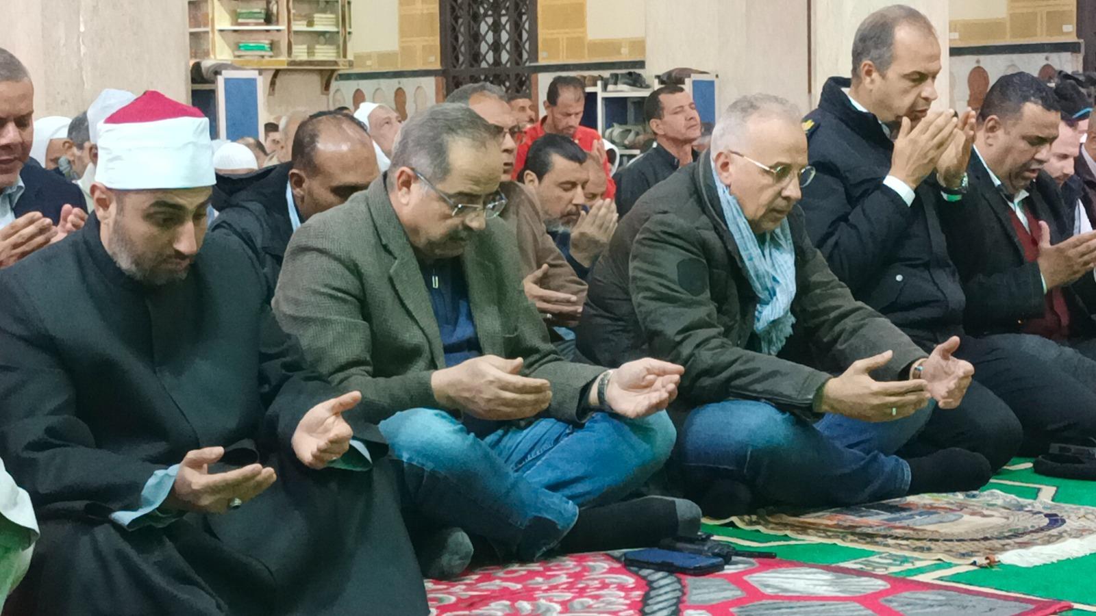 وزير الري يؤدي صلاة الجمعة بمسجد العارف بالله الدسوقى
