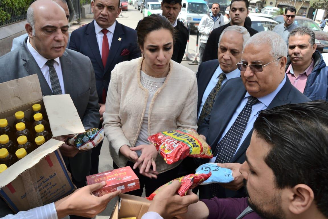محافظ البحيرة تتابع إستلام 1000 كرتونة 