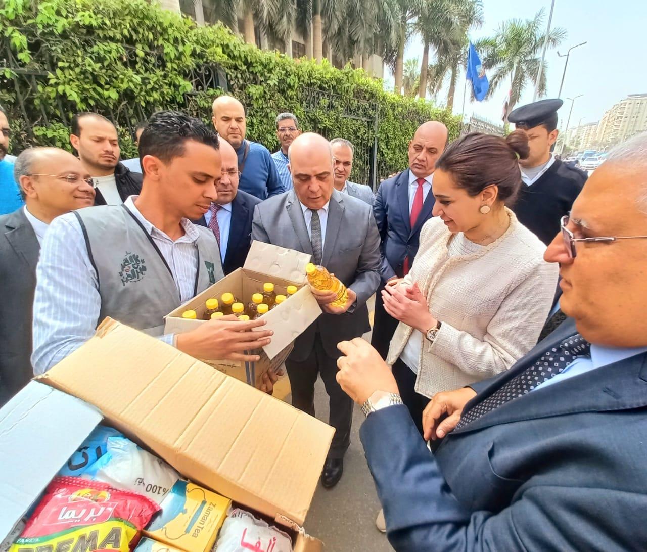 محافظ البحيرة تتابع إستلام 1000 كرتونة 