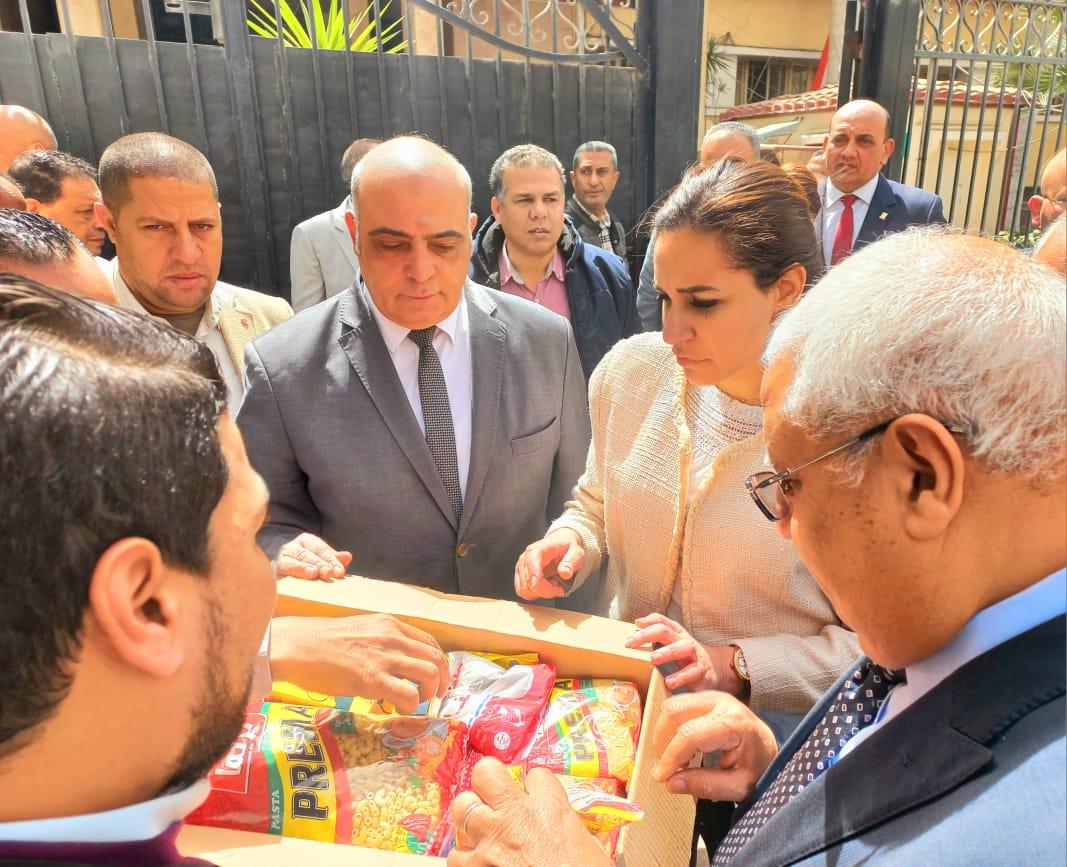 محافظ البحيرة تتابع إستلام 1000 كرتونة 