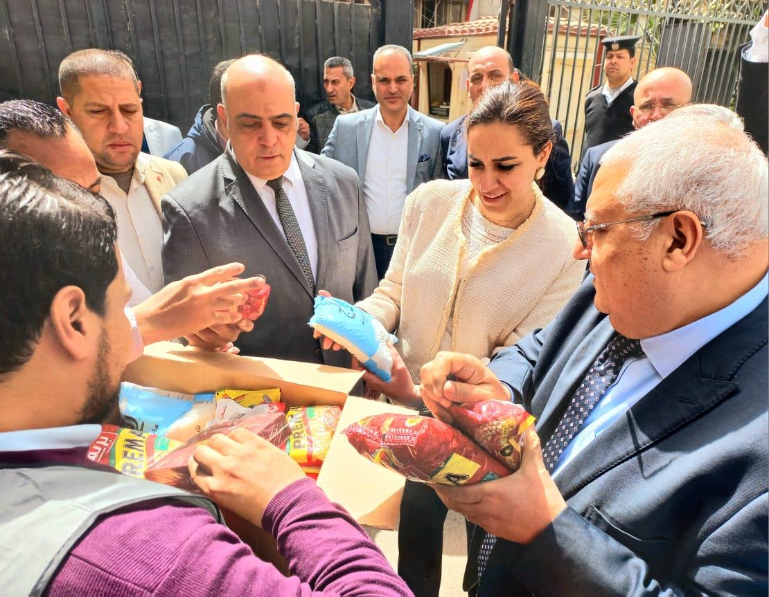 محافظ البحيرة تتابع إستلام 1000 كرتونة 