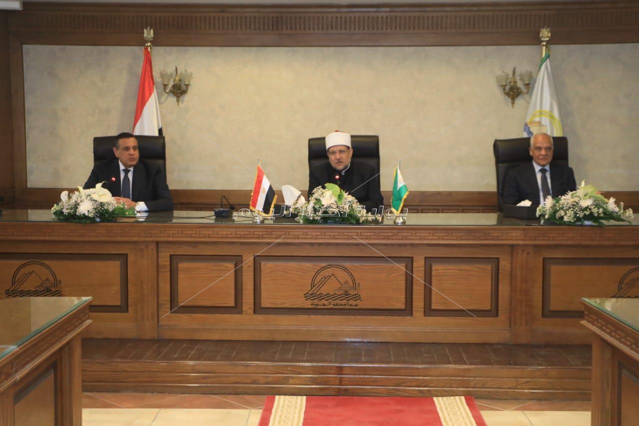 وزيرا الأوقاف والتنمية المحلية ومحافظ الجيزة يلتقون قيادات الدعوة بالمحافظة