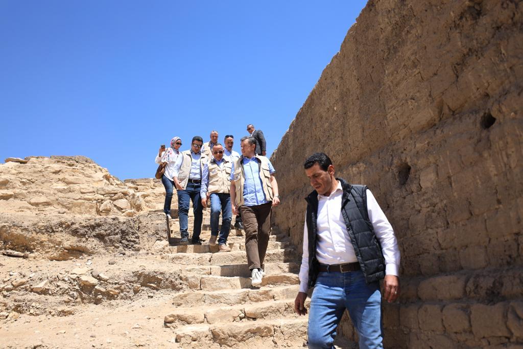 وزير السياحة والآثار يتفقد موقع حفائر البعثة الأثرية المصرية بسقارة.. صور
