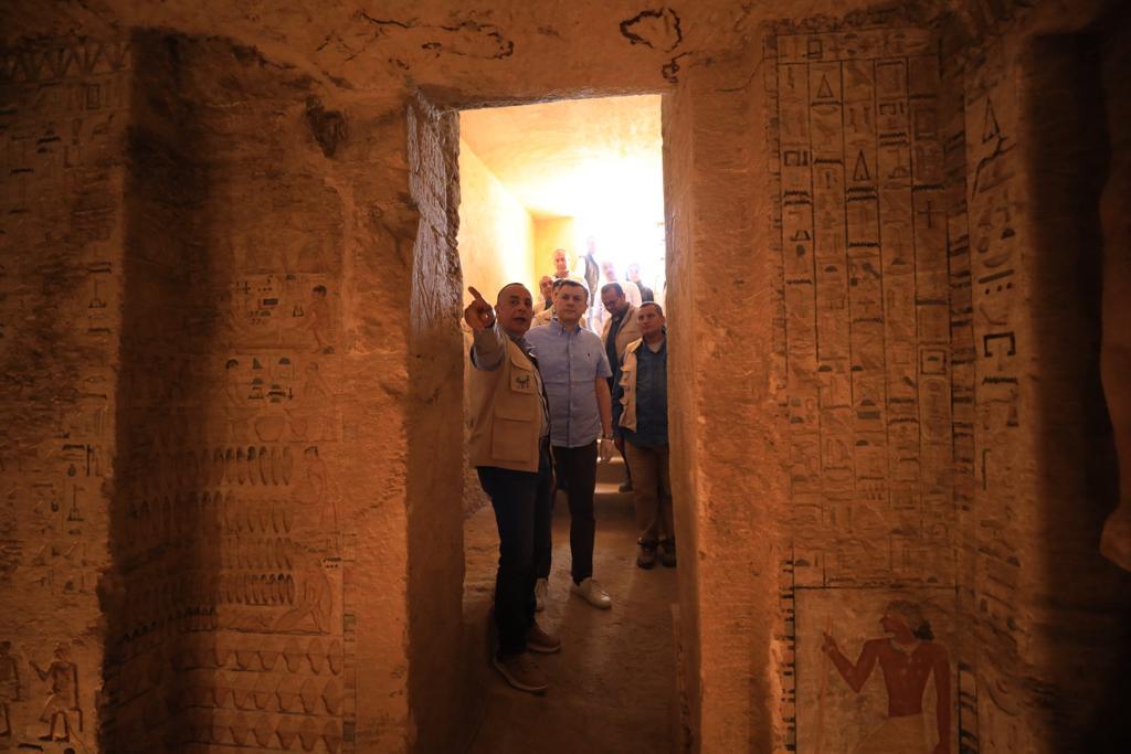 وزير السياحة والآثار يتفقد موقع حفائر البعثة الأثرية المصرية بسقارة.. صور