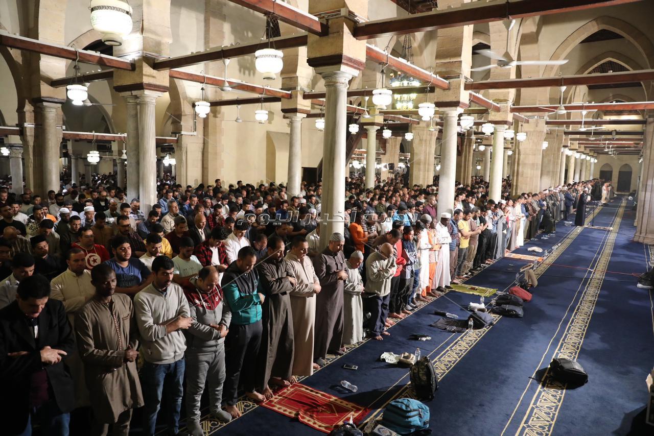 الجامع الأزهر تعجّ بالمصلين في ليلة السابع والعشرين*